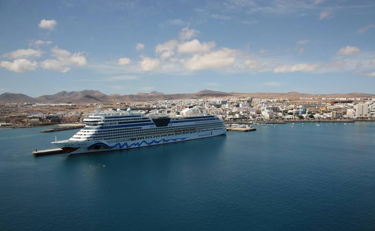 Imagen de archivo de un crucero de Aisa Cruises en el puerto de Puerto del Rosario. 