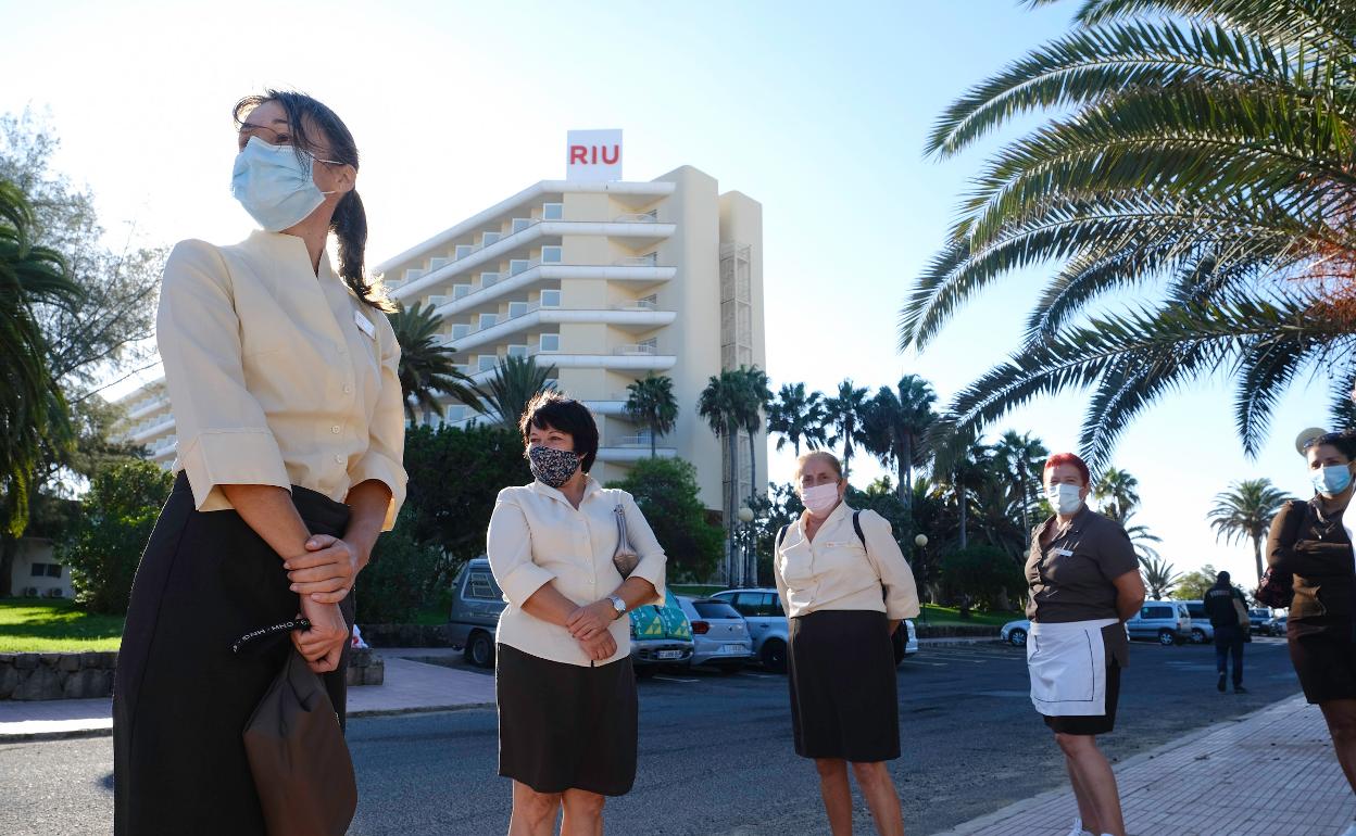 Trabajadoras el hotel Oliva Beach, el pasado 23 de octubre durante la manifestación a la que acudieron con uniforme. 