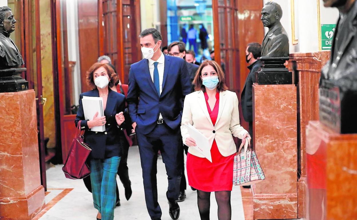 La vicepresidenta Carmen Calvo, el presidente Pedro Sánchez, y la portavoz del PSOE, Irene Lastra, en el Congreso. 