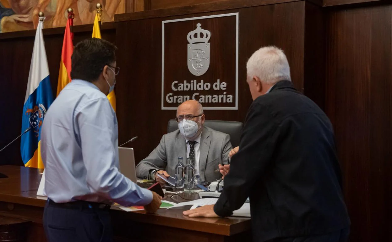 El presidente del Cabildo, Antonio Morales, sentado, habla con los portavoces del PSOE y NC, Miguel Ángel Pérez y Carmelo Ramírez (derecha). 