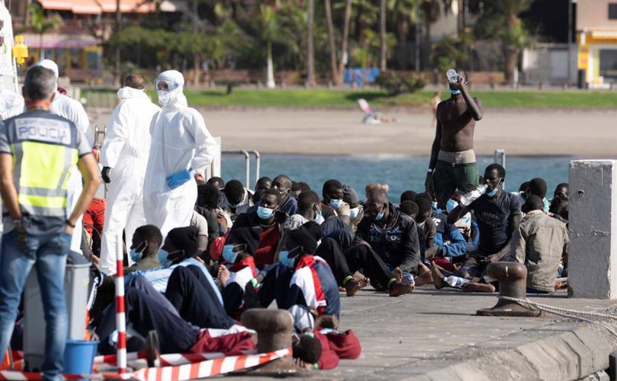 Grupo de rescatados este sábado en un cayuco en Tenerife, horas antes del rescate derivado a Mogán. 