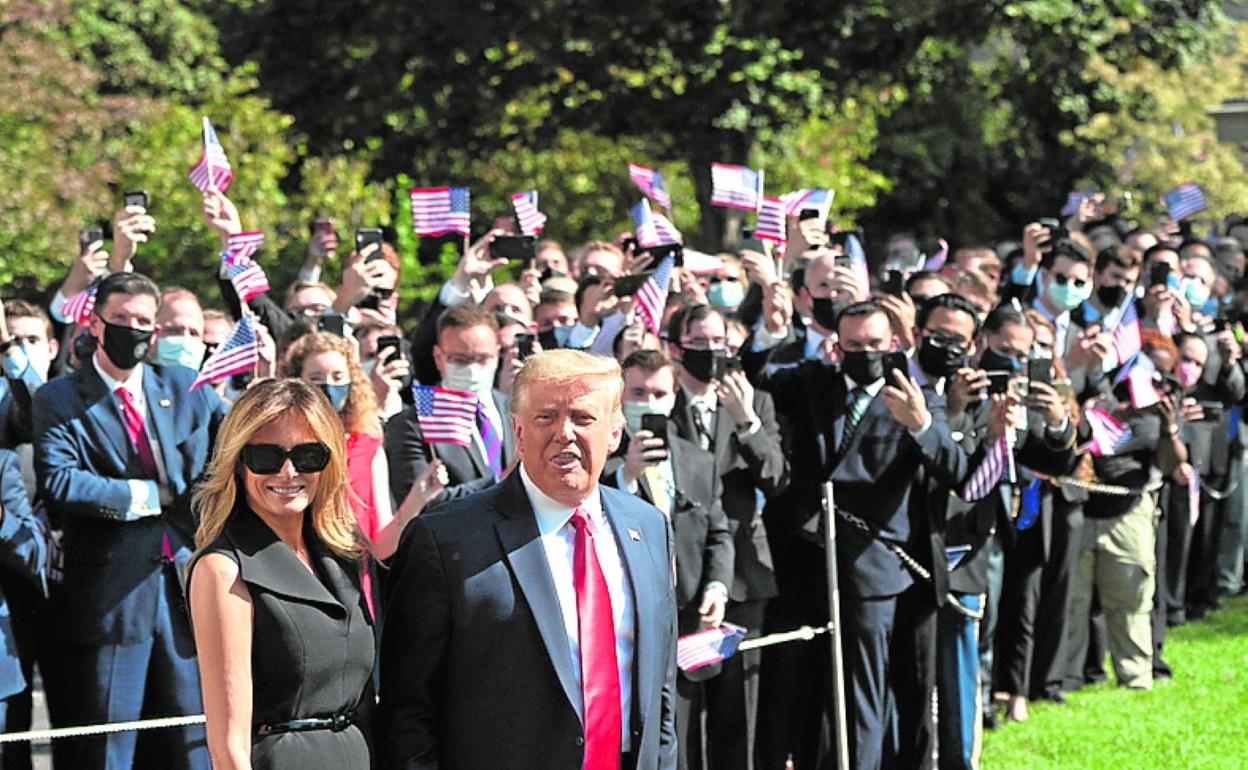 Melania y Donald Trump, en los jardines de la Casa Blanca. 