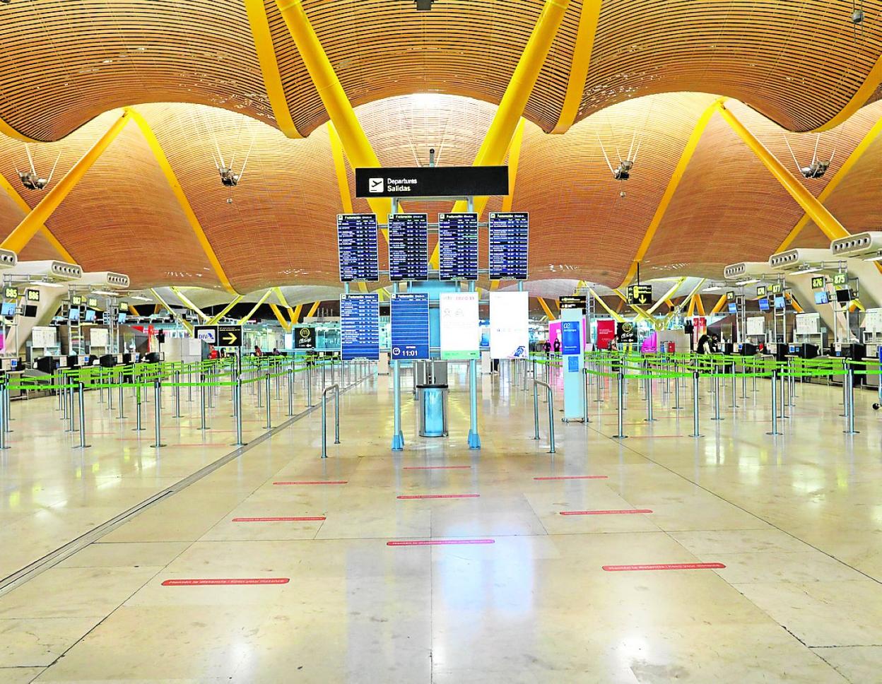 El aeropuerto de Barajas, en Madrid, vacío por la epidemia. 