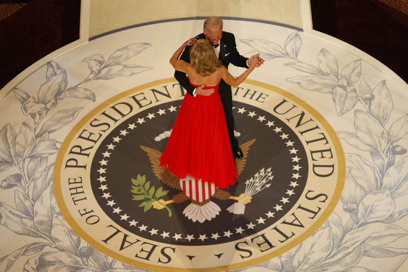 Joe Biden y su esposa Jill bailan en la Casa Blanca en un acto en 2009
