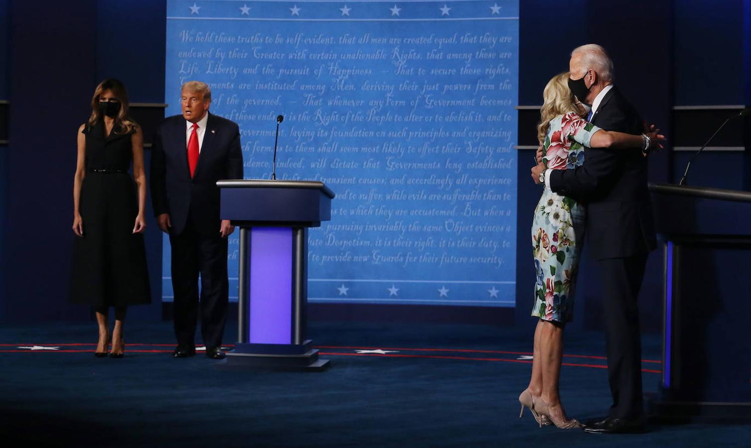 Jill Biden abraza al candidato demócrata en uno de los debates ante Donald Trump