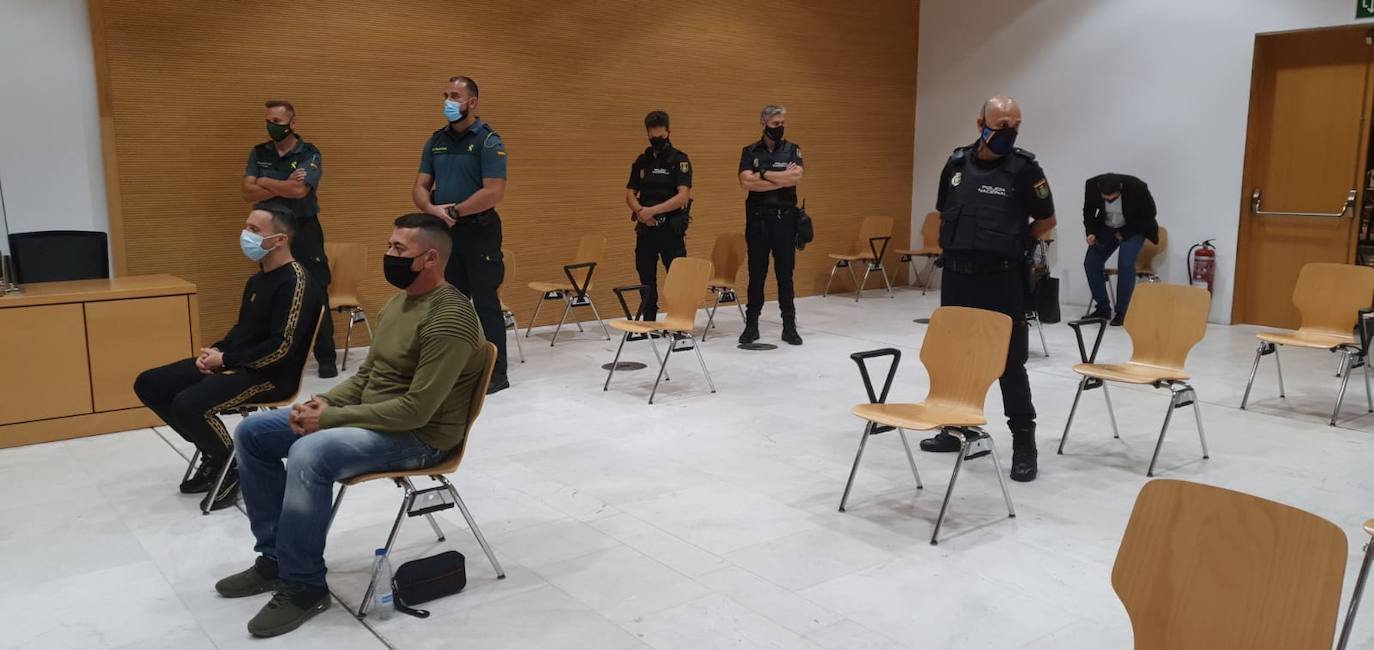 El acusado, a la izquierda, y la derecha, el otro investigado que quedó absuelto de todos los cargos. 