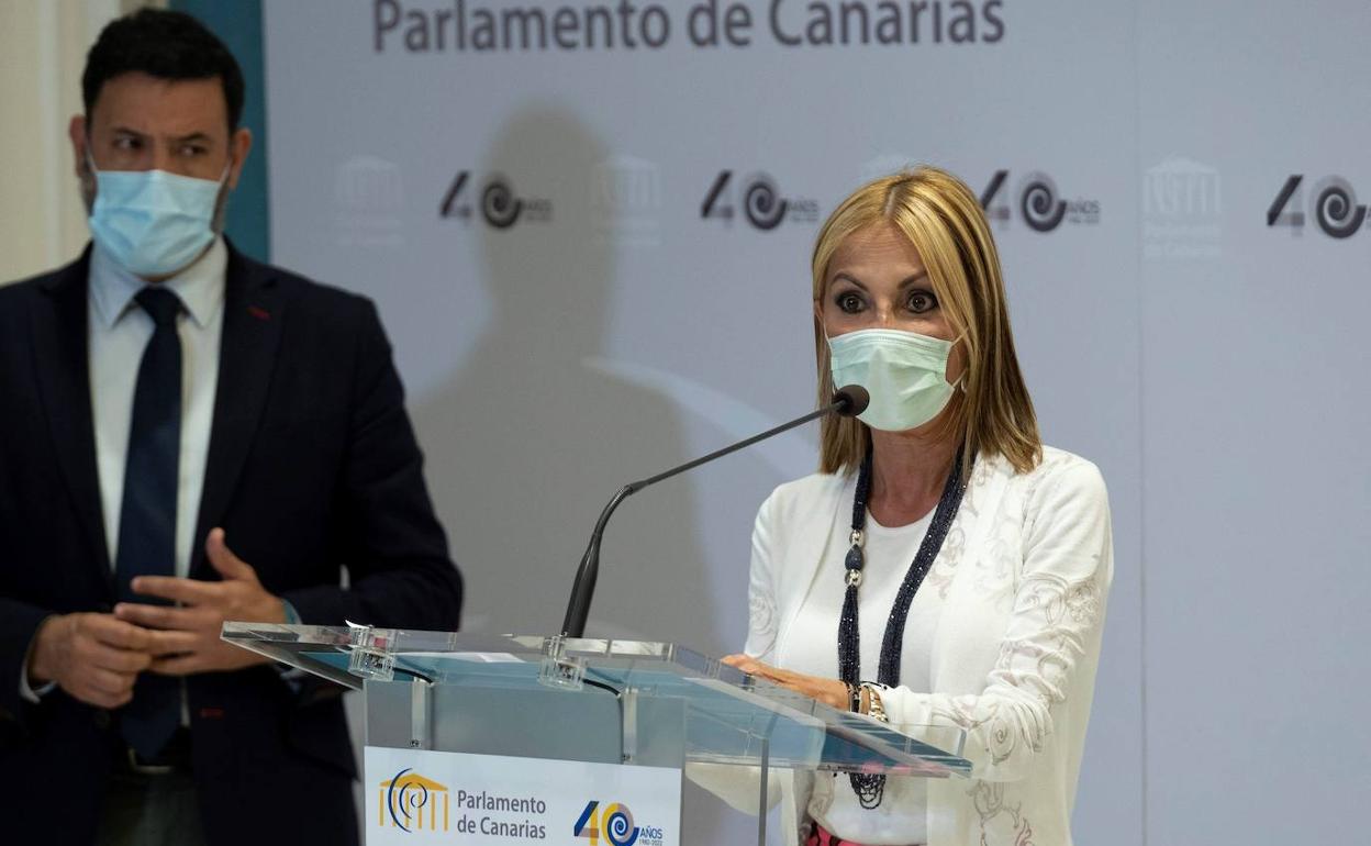 La presidenta del PP en Canarias, Australia Navarro, junto al diputado Guillermo Mariscal, este lunes, valorando los presupuestos del Estado. 