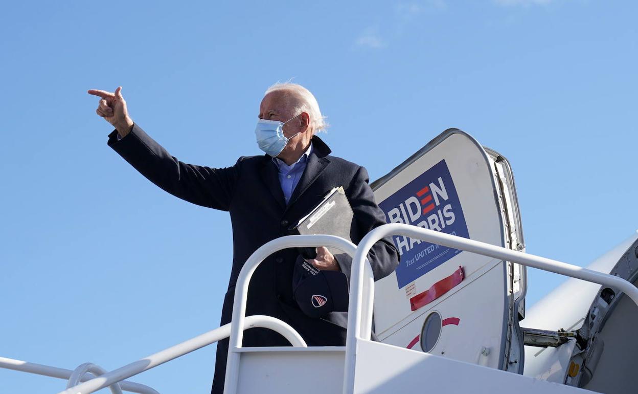 El candidato Joe Biden abandona Wilmington camino a un mitin en Ohio.