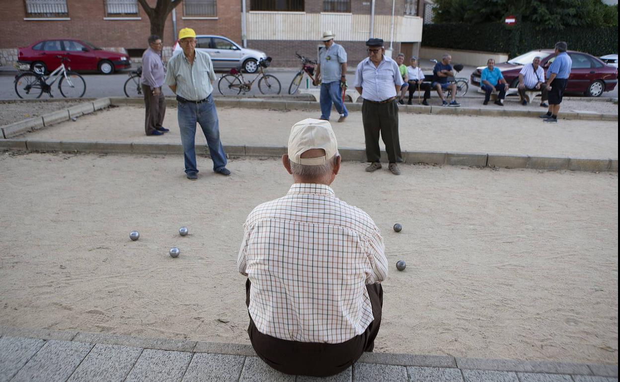 Un grupo de jubilados jugando en un parque 