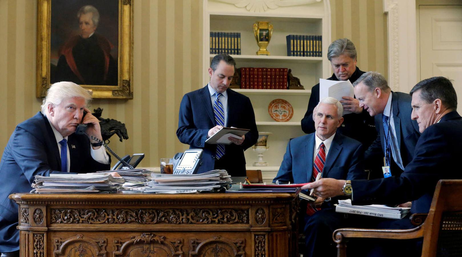 El vicepresidente Pence, en el centro, en una reunión dentro del Despacho Oval