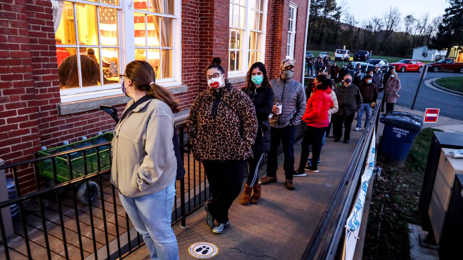 Los votantes esperan en fila en la Old Stone School en Hillsboro, Virginia.