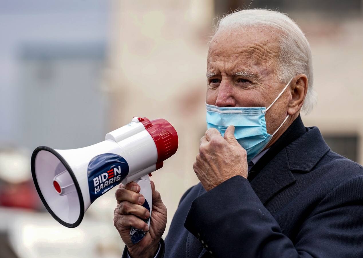 El candidato presidencial demócrata estadounidense Joe Biden sostiene un megáfono durante un evento el día de las elecciones en Scranton, Pensilvania.