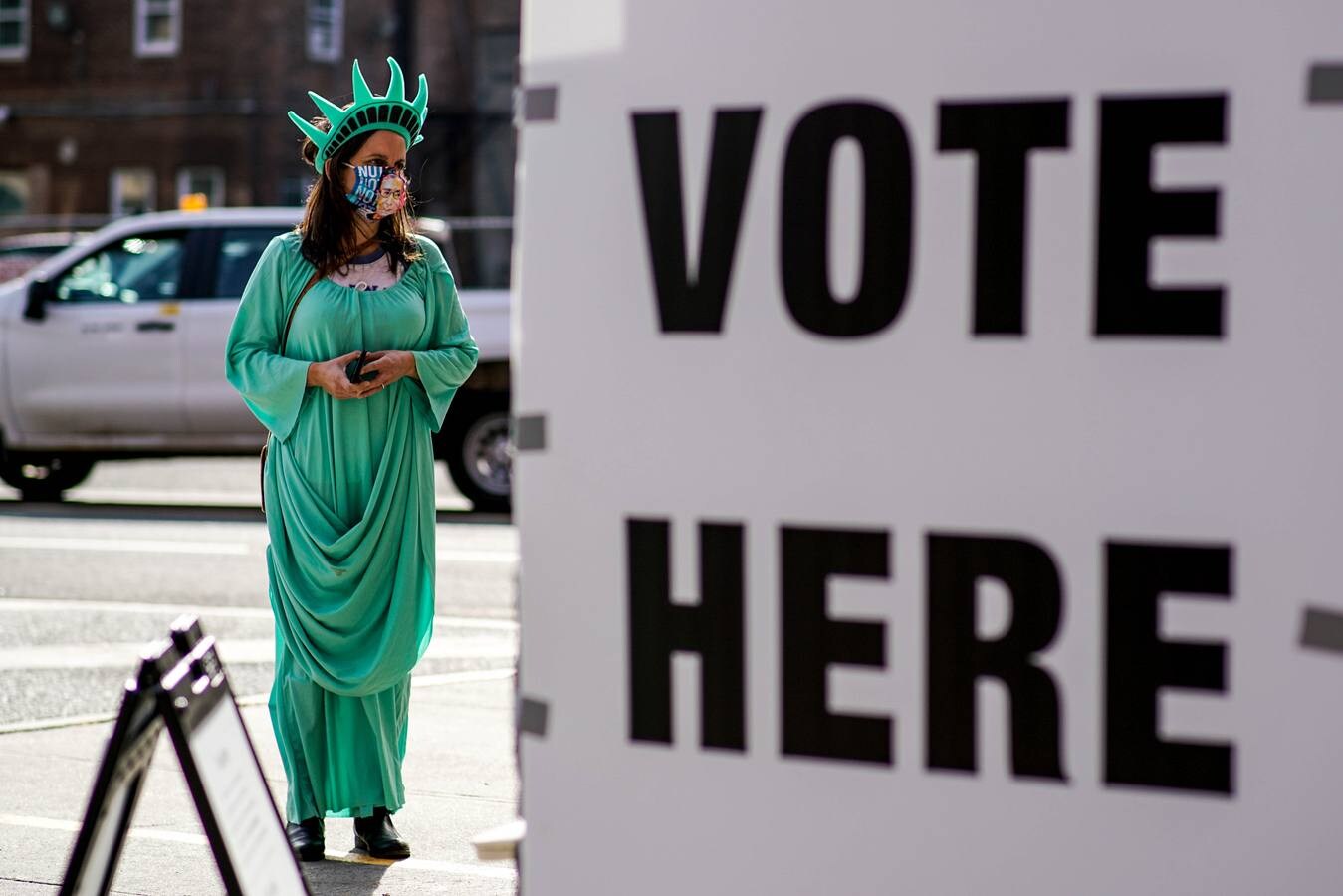 Una mujer vestida como la Estatua de la Libertad, en Hoboken, Nueva Jersey.