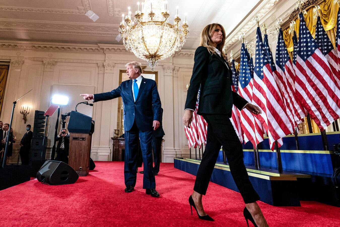 Trump y la primera dama Melania Trump se van después del discurso en la Casa Blanca en Washington.