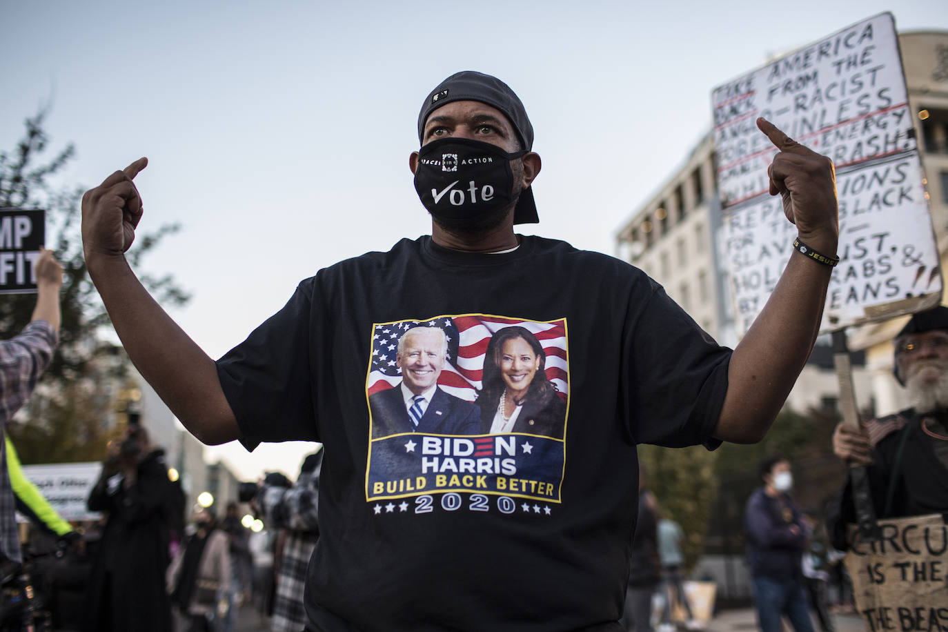 Un partidario de Biden posee para una fotografía durante una protesta de Black Lives Matter cerca de la Casa Blanca mientras espera el resultado final de las elecciones presidenciales de 2020.