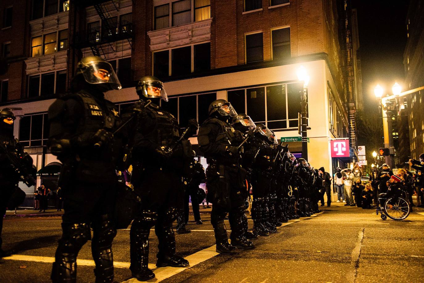 La policía de la ciudad de Portland se enfrenta a los manifestantes en Portland, Oregon, el 4 de noviembre de 2020, durante una manifestación convocada por el movimiento "Black Lives Matter", un día después de las elecciones presidenciales de Estados Unidos.