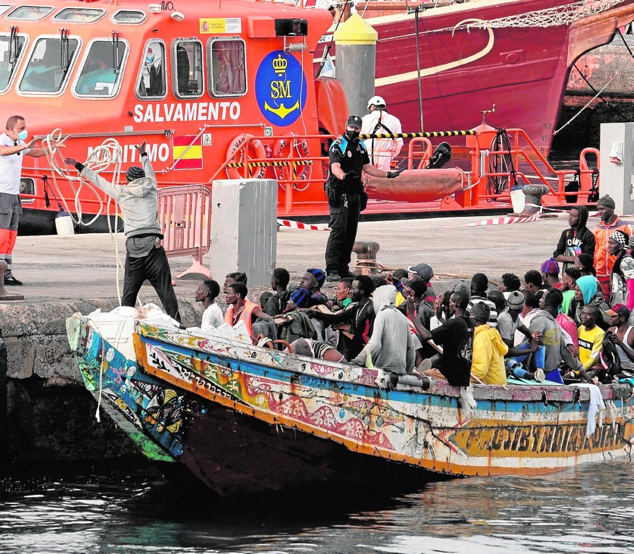 Imagen del cayuco que llegó ayer al puerto de Los Cristianos, en el sur de Tenerife. 