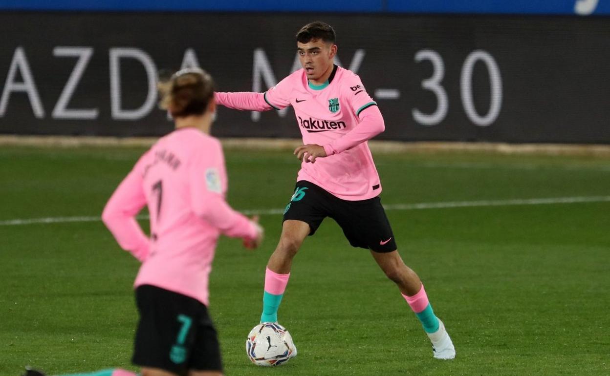 Pedri conduce el balón en el último encuentro de Liga con el FC Barcelona. 