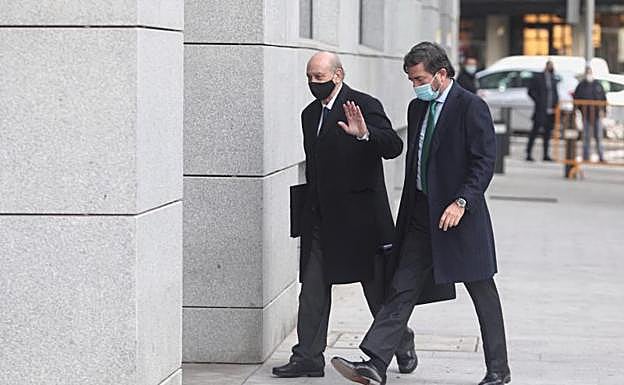 El exministro del Interior Jorge Fernández Díaz (i) llega a la Audiencia Nacional . 