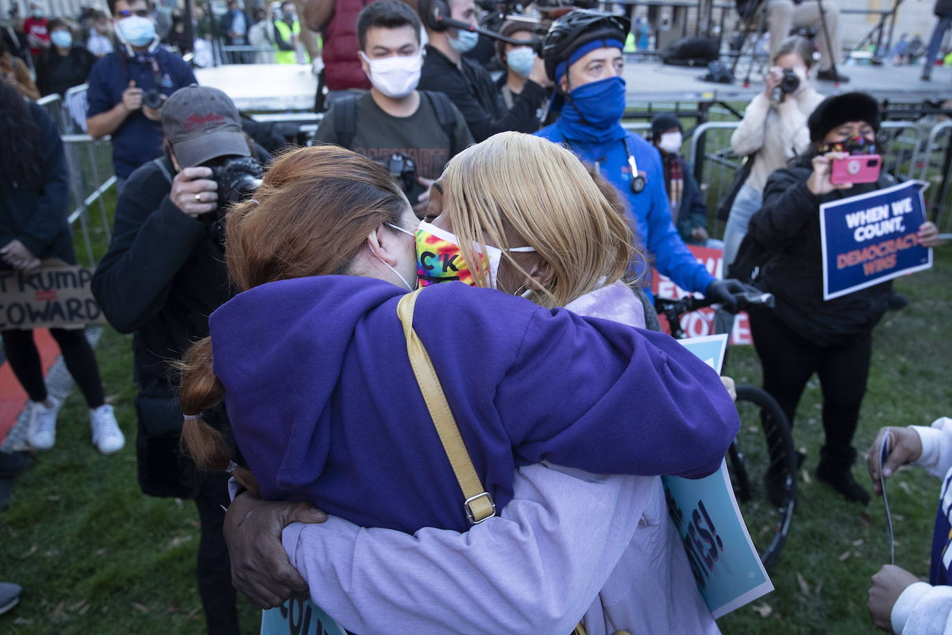 La gente reacciona después de que los medios de comunicación pronosticaran que Michigan irá a Biden en una fiesta de observación de resultados de elecciones, el día después del día de las elecciones en McPherson Square, cerca de la Casa Blanca en Washington.