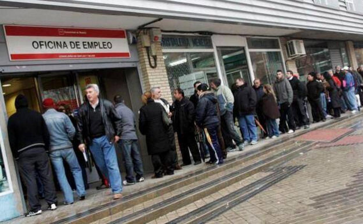 Los parados con prestaciones agotadas podrán solicitar el nuevo subsidio de 430 euros