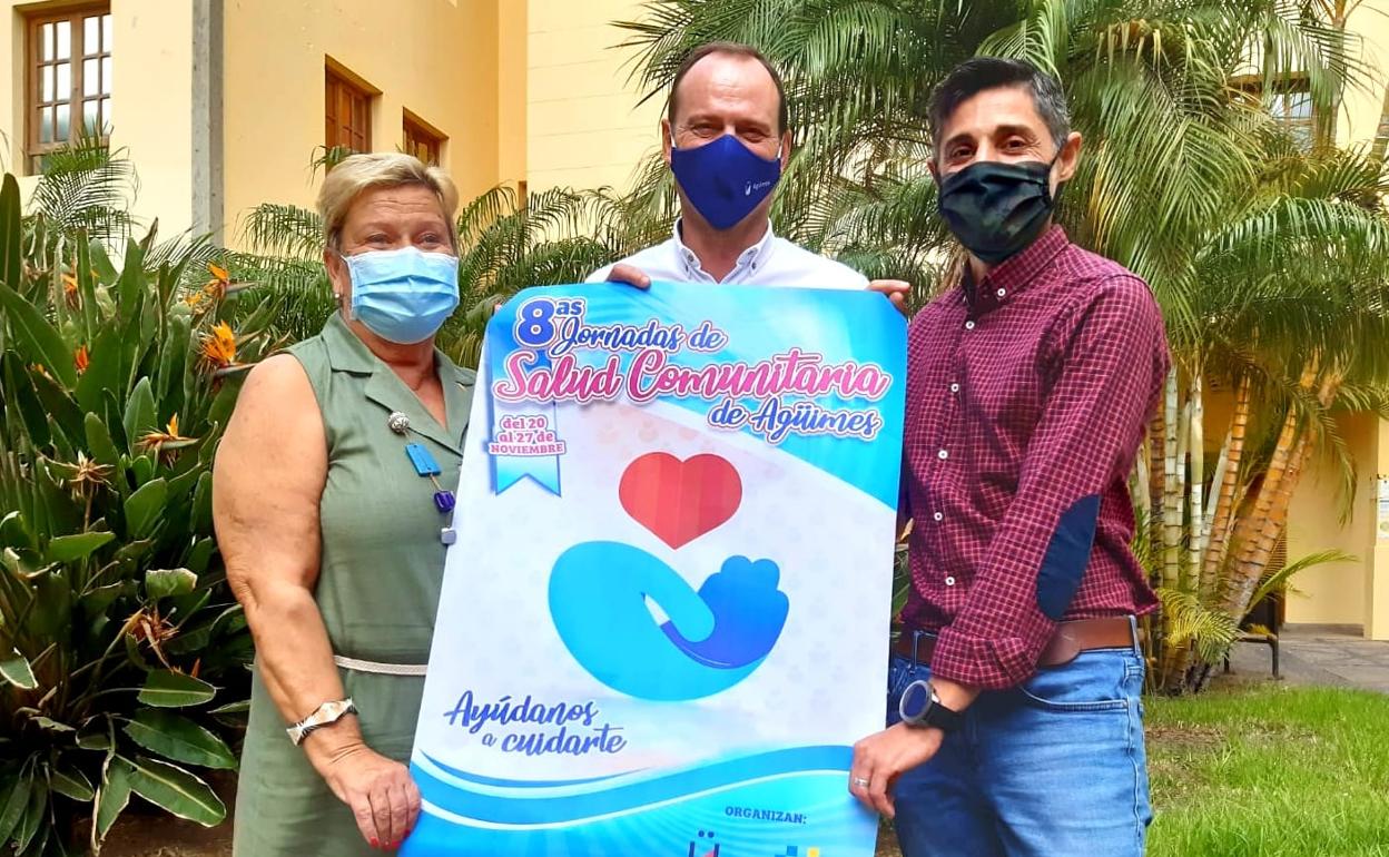 Adela Alemán, Óscar Hernández y Pedro Martín posan con el cartel de las jornadas. 