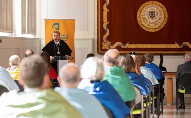Imagen del acto oficial de apertura del curso en la Universidad de Las Palmas, durante el discurso de rector, Rafael Robaina. 