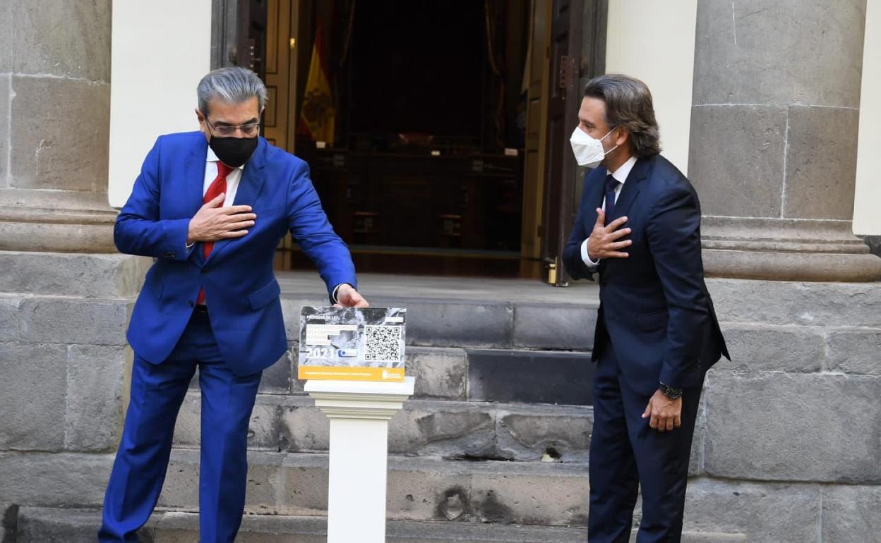 El consejero de Hacienda (i) y el presidente del Parlamento (d), en el acto de entrega del proyecto de ley de presupuestos para 2021. 