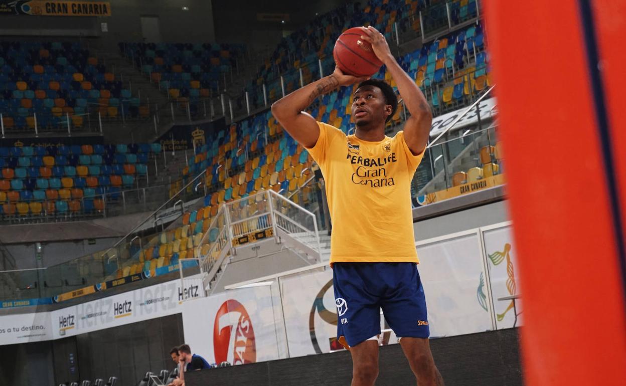 Stan Okoye ha sido el referente ofensivo de los amarillos en los últimos encuentros.