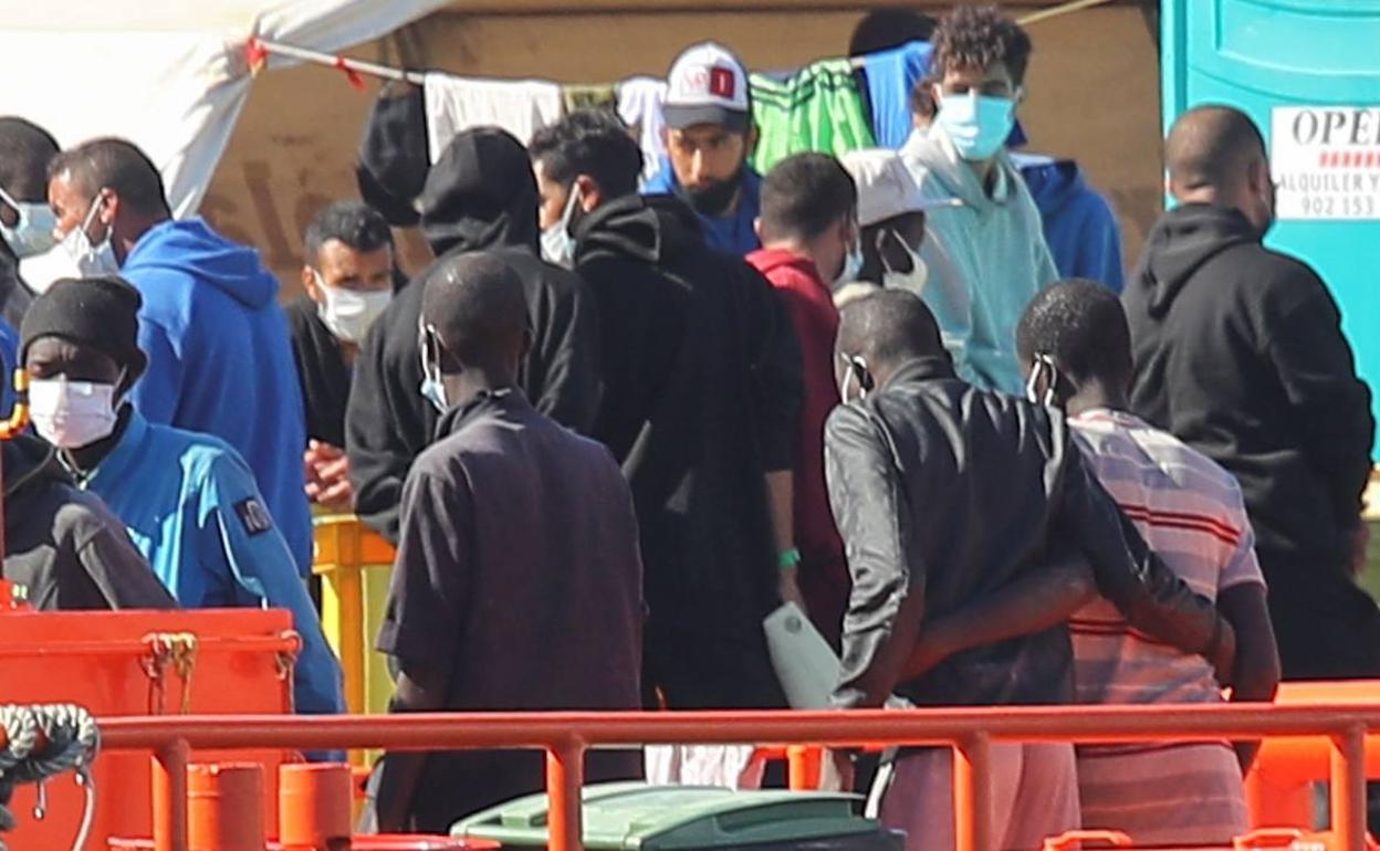 Llegada al muelle de Arguineguín (Gran Canaria) del buque de Salvamento Marítimo Guardamar Polimnia con más de un centenar de inmigrantes