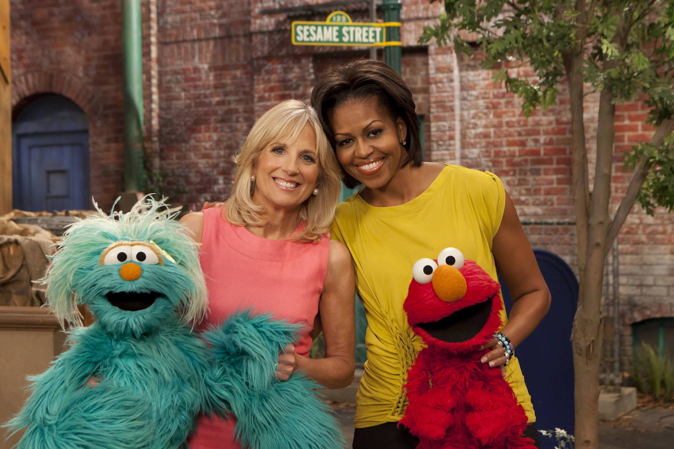 Jill Biden y Michelle Obama, en una emisión del programa infantil Barrio Sesamo