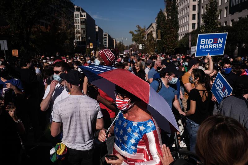 Miles de seguidores de Joe Biden se acercaron al exterior de la Casa Blanca (Washington) para celebrar la victoria.