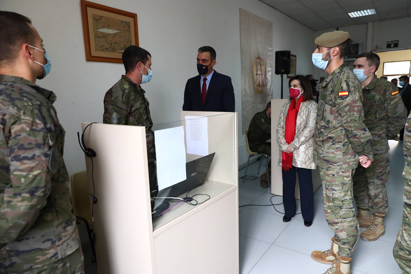 La minsitra de Defensa, Margarita Robles, con el presidente del Gobierno, Pedro Sánchez, de visita a un acuartelamiento 