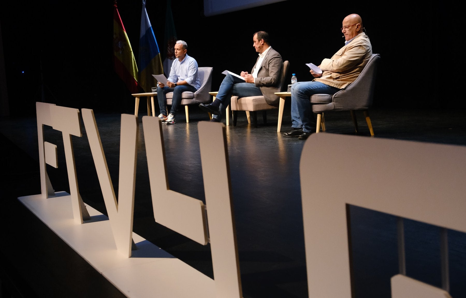 Pau Quiles, consejero de Nuevas Tecnologías, el presidente Blas Acosta y Antonio Hormiga (Asofuer). 