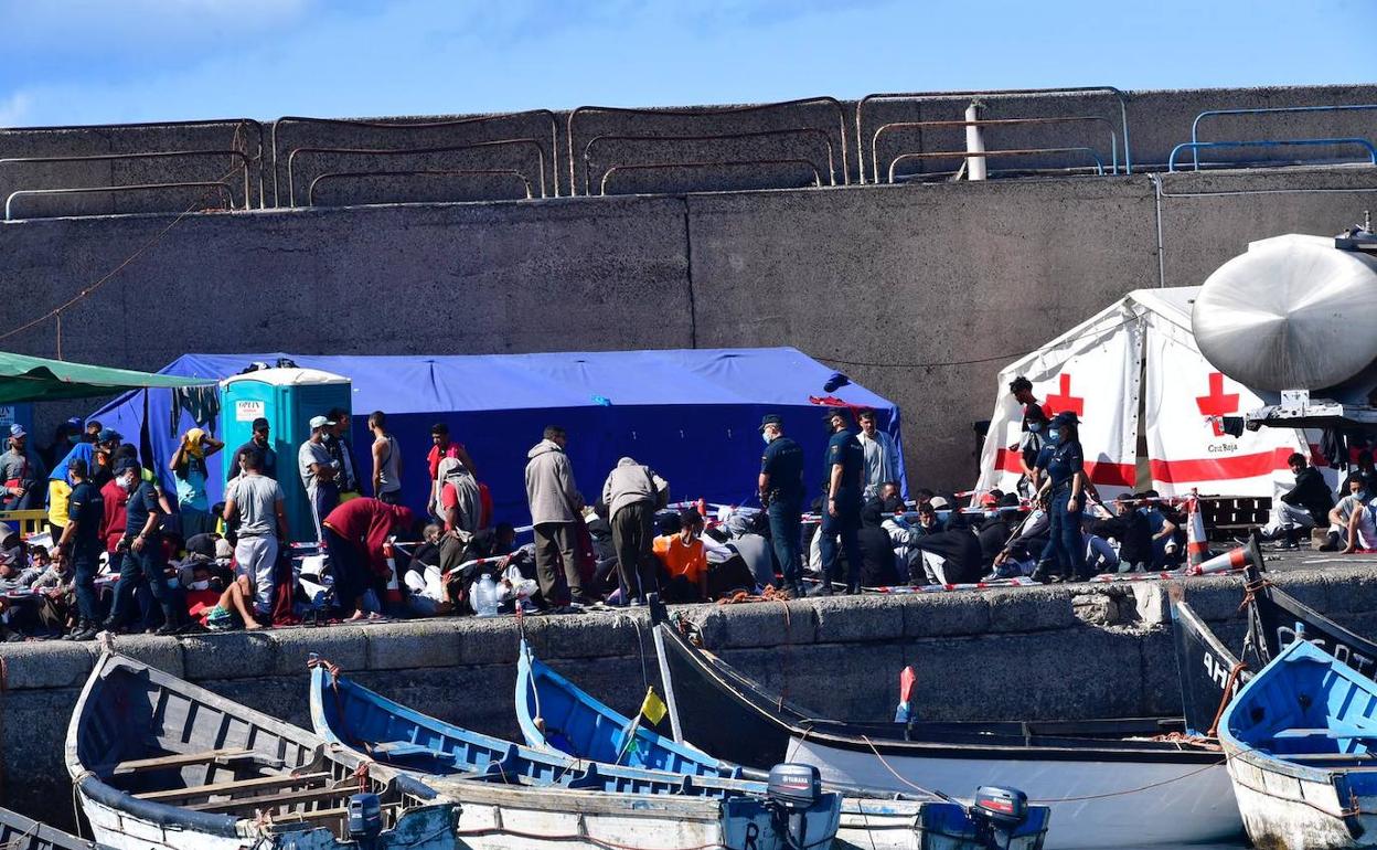 Inmigrantes en el muelle de Arguineguín