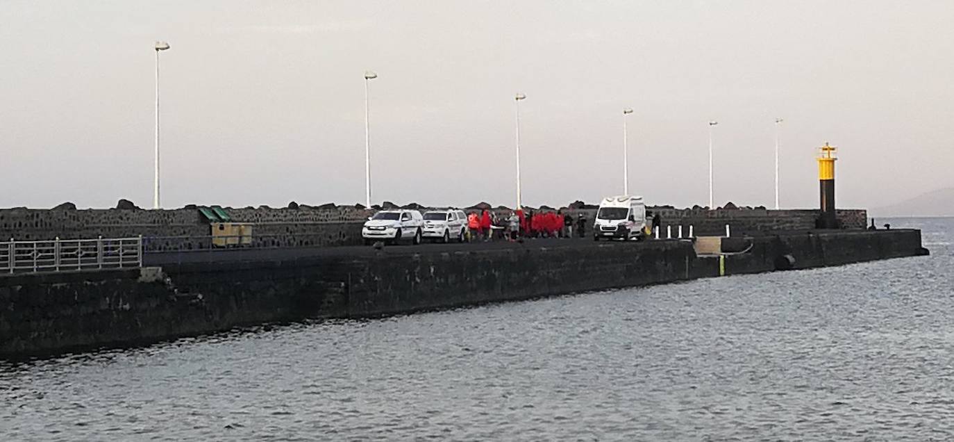 En el muelle de la Cebolla se espera la llegada de los migrantes rescatados 
