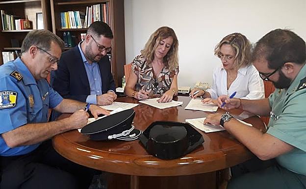 Firma del acuerdo entre la Delegación de Gobierno, el Ayuntamiento, la Policía Local y la Guardia Civil.