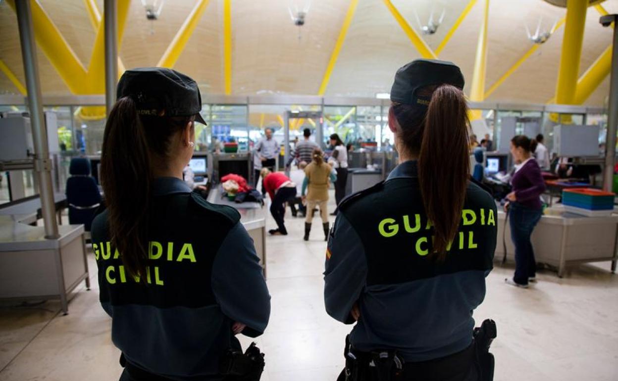 Guardia Civil, en el aeropuerto de Barajas.