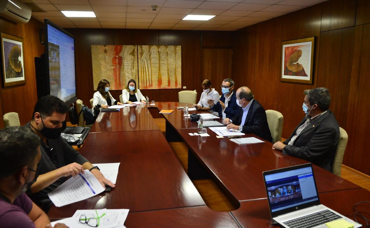 Imagen del sorteo que se celebró ayer en las oficinas municipales. 