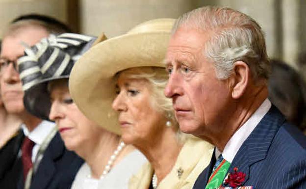 El príncipe Carlos de Inglaterra, su mujer, la duquesa Camila de Cornualles, y la exprimera ministra británica, Theresa May 