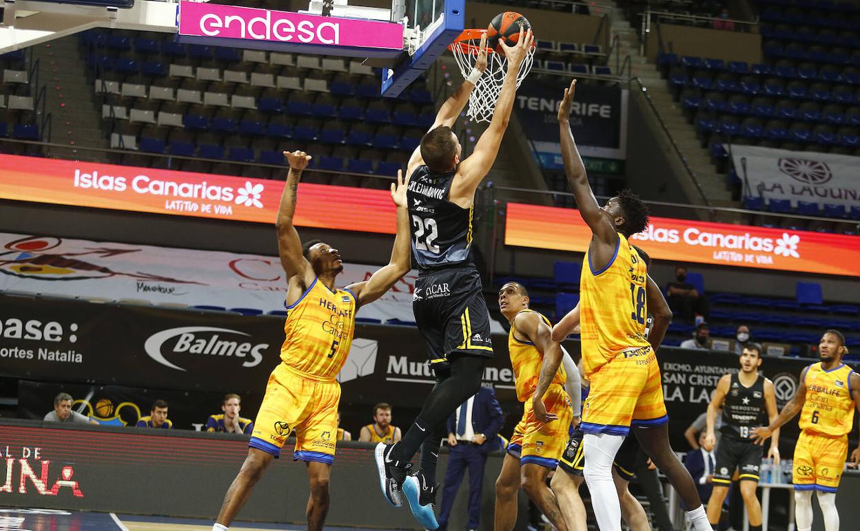 Shermadini lució su gran talento y centímetros ante los amarillos. 