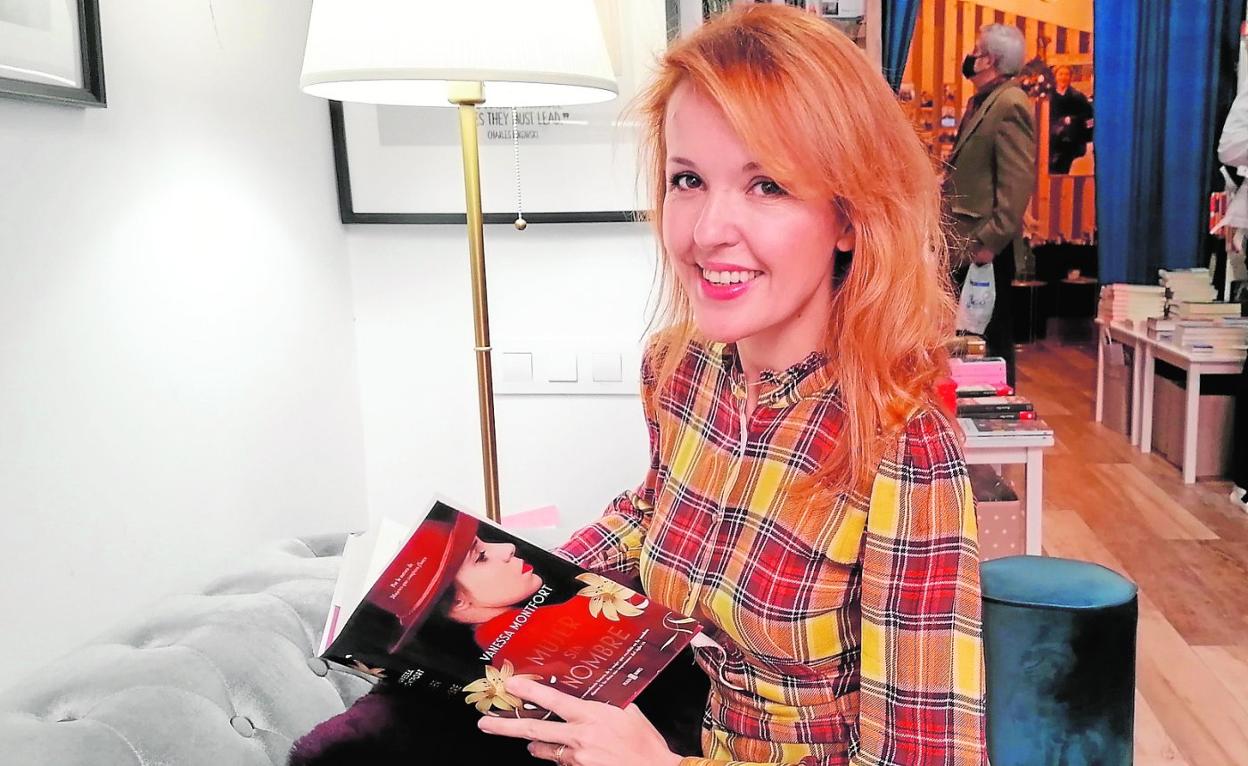 Vanessa Monfort posa con un ejemplar de 'La mujer sin nombre'. 