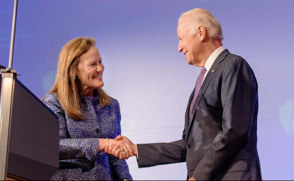 Biden saluda a Michele Flournoy en un acto celebrado en junio de 2016.