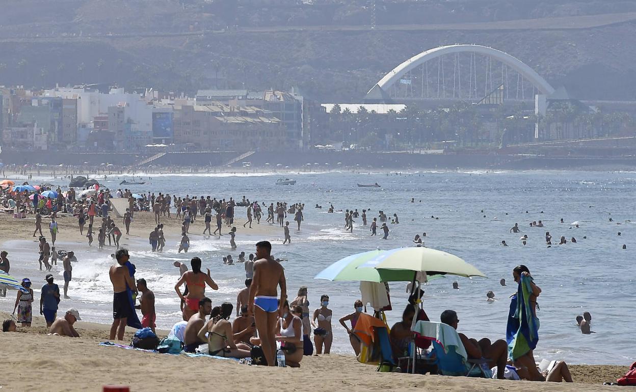 Arrestado tras robarle el móvil a una turista alemana en Las Canteras