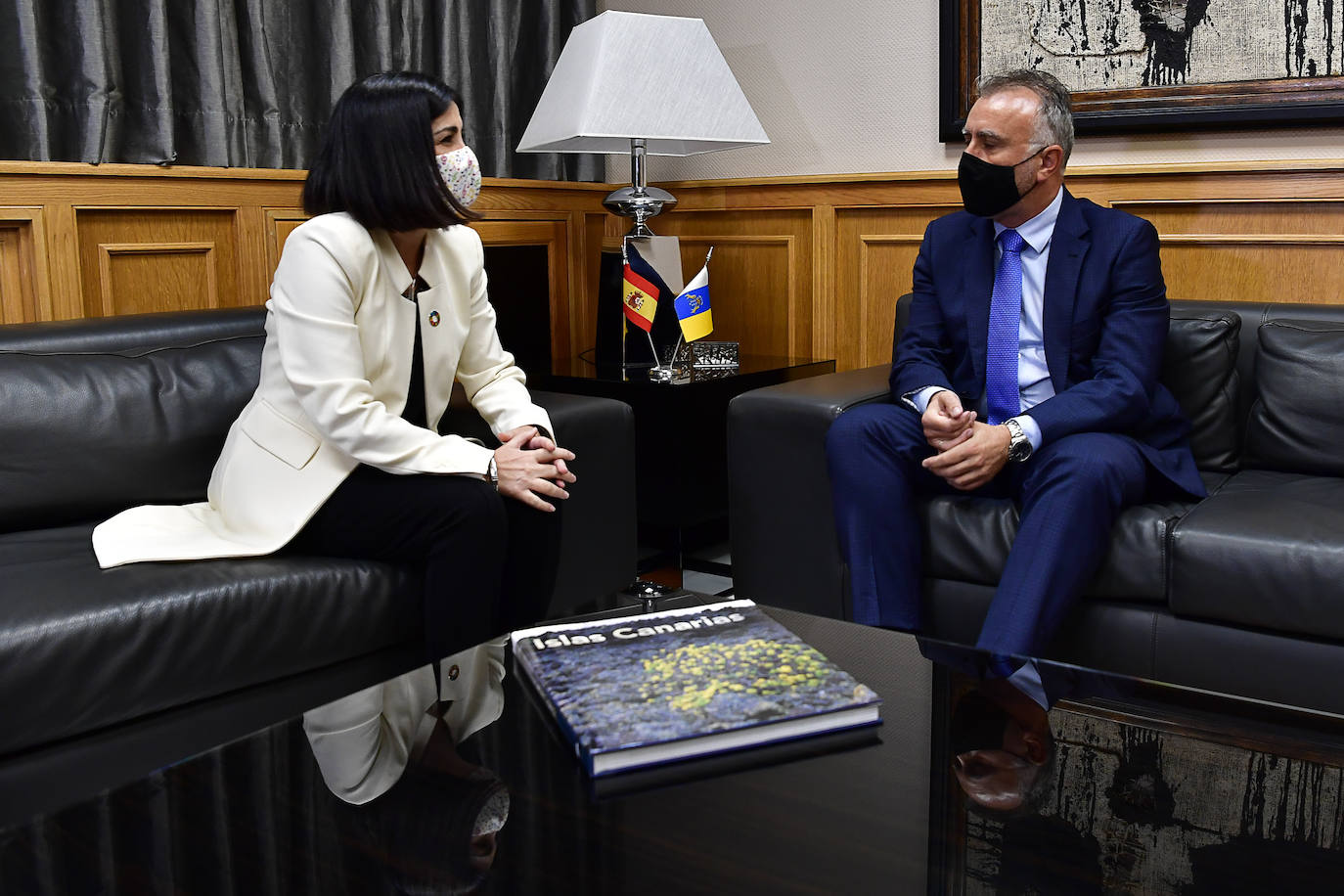 El presidente del Gobierno de canarias, en su última reunión con la ministra de Administraciones públicas, Carolina Dárias 