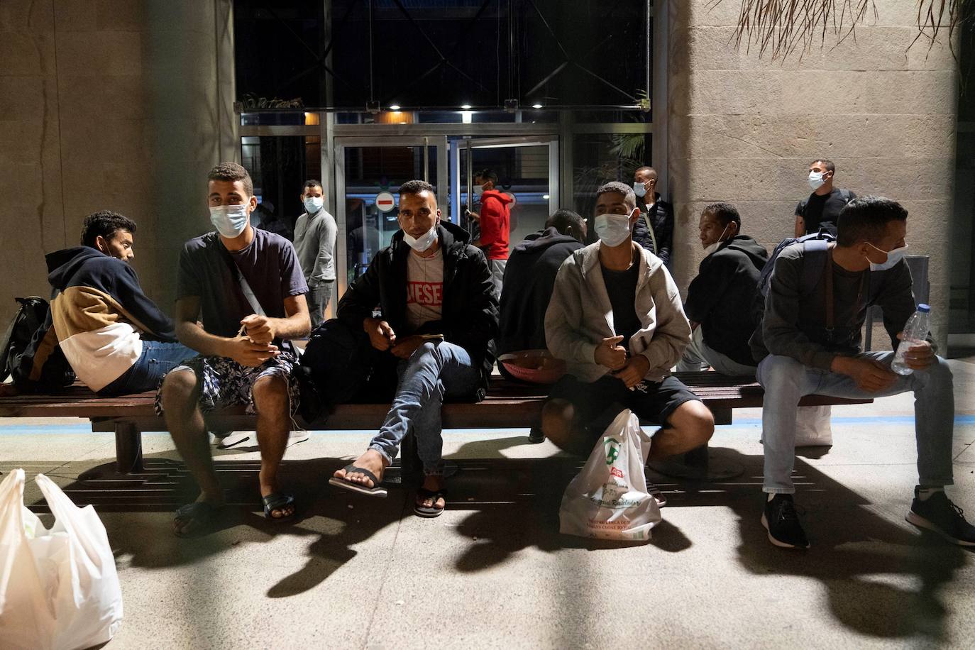 Un grupo de inmigrantes en santa Cruz de Tenerife en espera de poder embarcar con rumbo a la peninsula. 