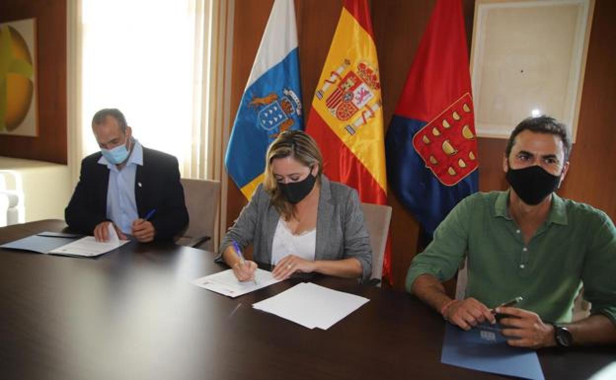 Corujo y Villalba en la firma del convenio. 