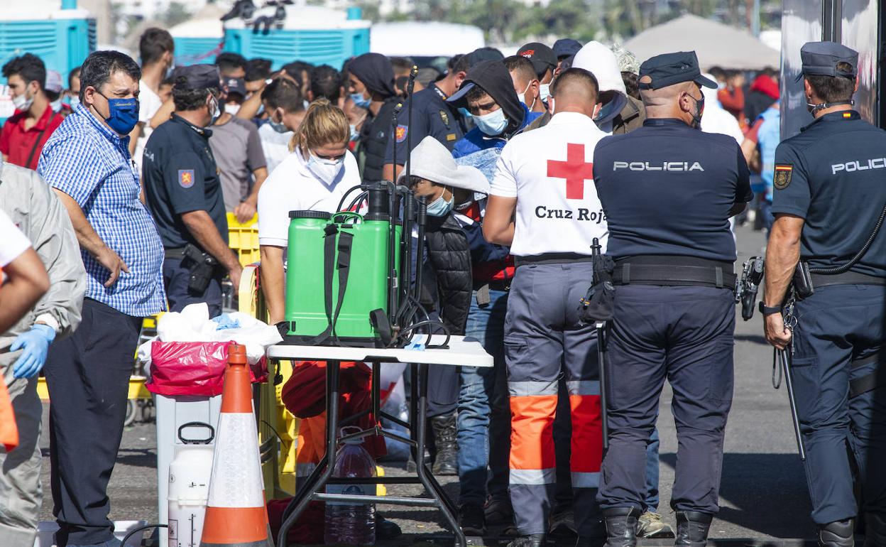 Imagen de policías en el muelle de Arguineguín