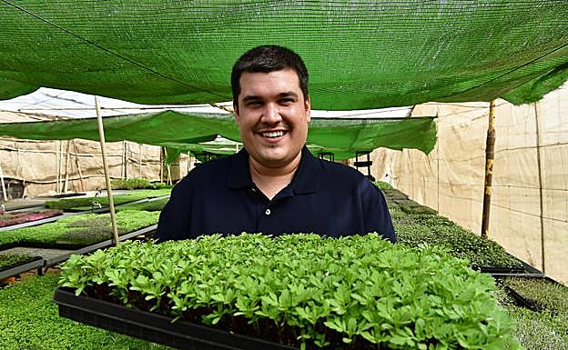 Carlos Hernández posa con una de sus bandejas. 