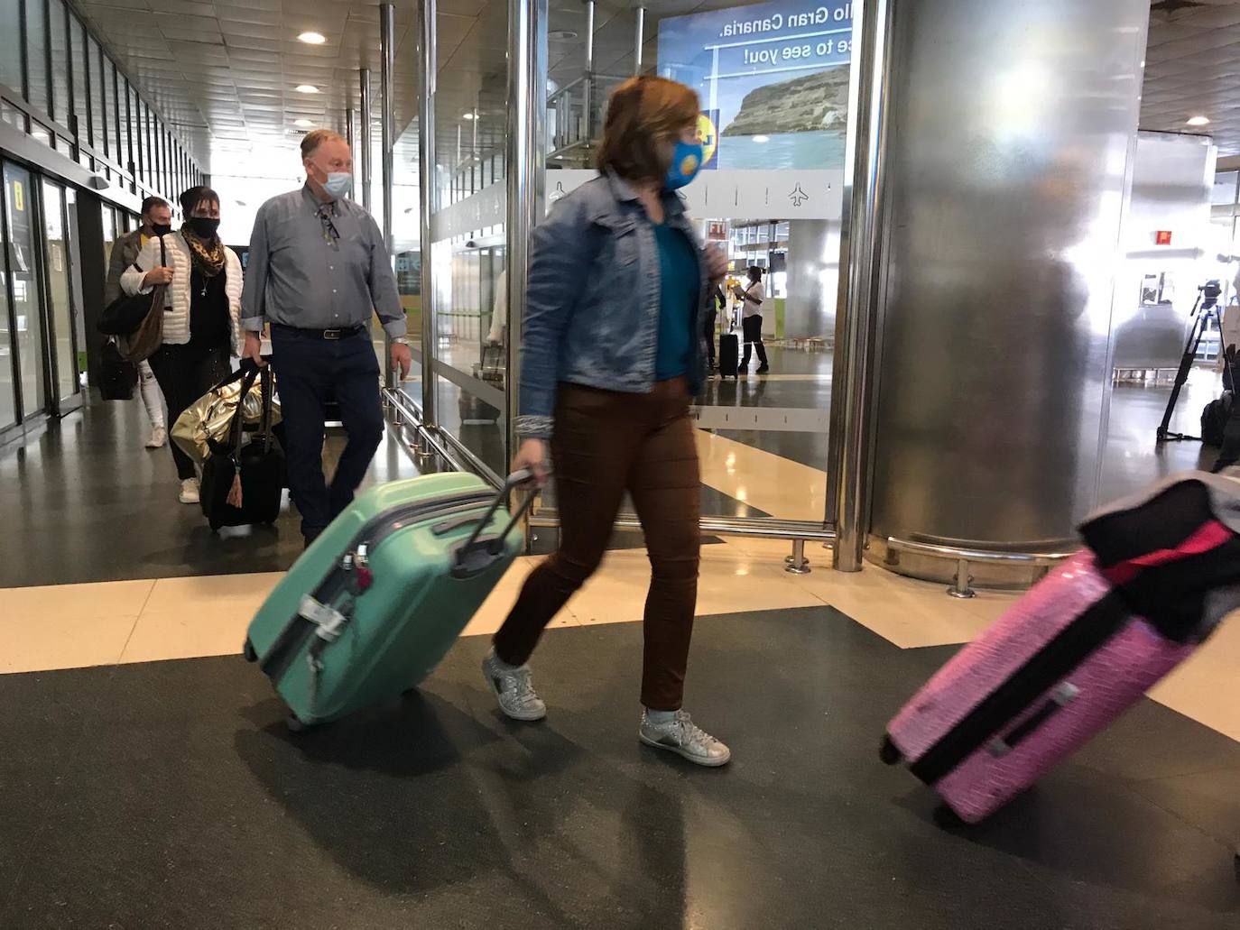 Pasajeros llegados al aeropuerto de Gran Canaria esta mañana. 